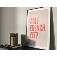 Am I French Yet Art Print Pinke Wandkunst Rote Pop Galerie Lustiger Kunstdruck, Badezimmer Wanddekoration, Schlafzimmer Poster von Aureous