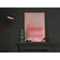 Bisous French Kiss Druck Neon Schild Helle Wandkunst Rosa Dekor Über Dem Bett Schlafzimmer von Aureous