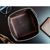 Handgefertigtes Valet Tablett Aus Vollleder | Messing Druckknöpfe Handgefertigtes Valet Tablett Aus Vollleder | Messing Druckknöpfe von AuroraLeatherCo