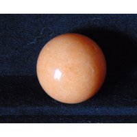 29mm Rote Adventurine Handgeschnitzte Kugel Mit Butternut Stand 29mm Rote Adventurine Handgeschnitzte Kugel Mit Butternut Stand von AurorasGemstones