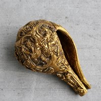 Jahrgang Schlitz Conch Shell, Handgeschnitzte Hindu-Gottheit, Messing Trompete Antike Hindu Shankh Lord Ganesh Shiv Vishnu Parvati Meditation Altar von AuthenticsBySilu