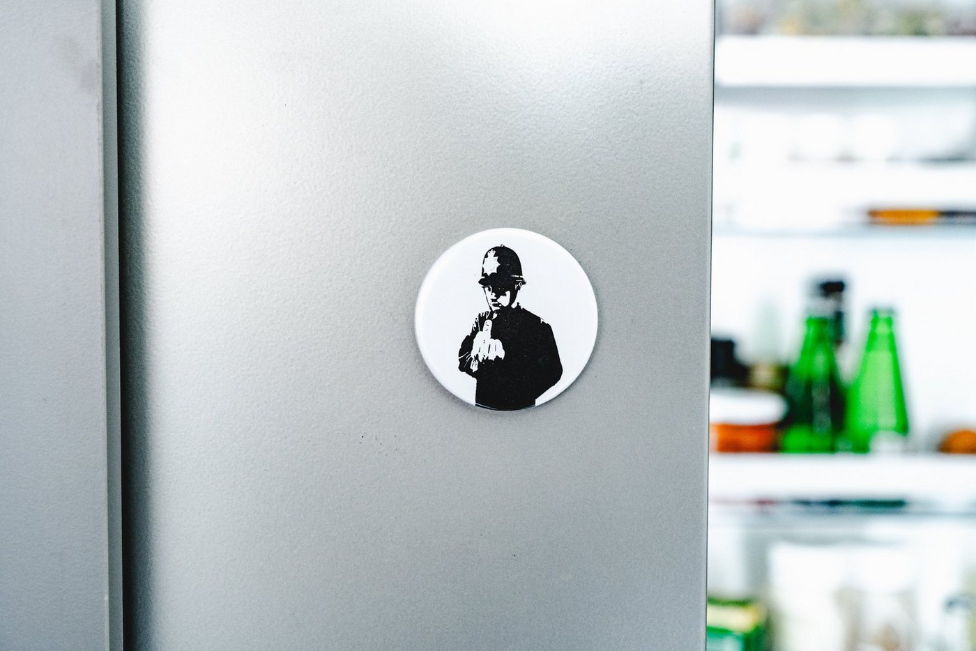 AvantgART Flaschenöffner Magnetisch, Kühlschrank Magnet, Banksy Kunstdruck, Bottle Opener von AvantgART