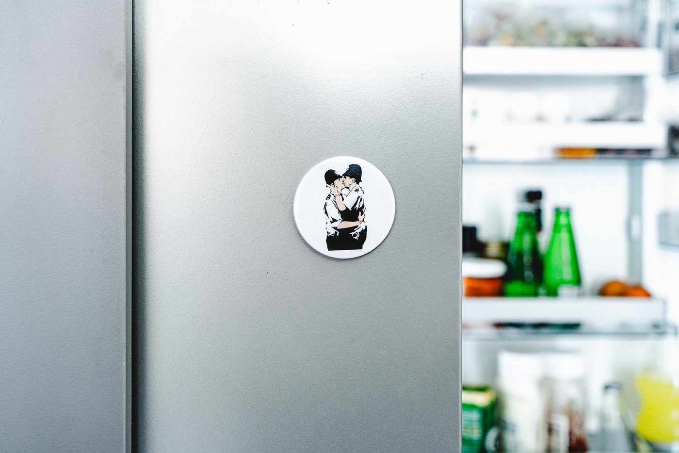 AvantgART Flaschenöffner Magnetisch, Kühlschrank Magnet, Banksy Kunstdruck, Bottle Opener von AvantgART