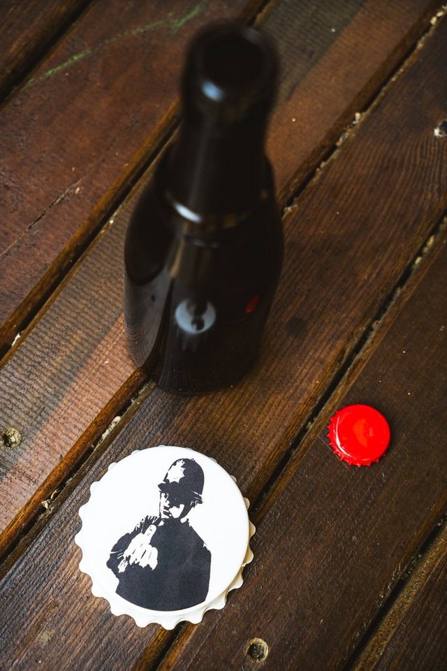 AvantgART Flaschenöffner Magnetisch, Kühlschrank Magnet, Banksy Kunstdruck, Bottle Opener von AvantgART