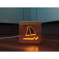 Catamaran Decorative Wooden Led Night Light/Table Light, Made Of Wood | Beech, Catamaran, 9.5 cm, Usb-C Catamaran Decorative Wooden Led Night Light/Table Light, Made Of Wood | Beech, Catamaran, 9.5 cm, Usb-C von AviationDecoration