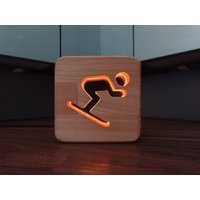Skifahrer Deko Holz Led Nachtlicht/Tischlicht - Ski Nachlicht Hobby Geschenk, Usb-C von AviationDecoration