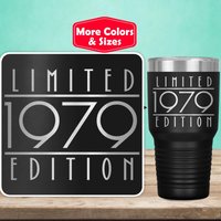 46. Geburtstag Becher Reisebecher Kaffeetasse 46 Vierzig Sechs Sechste 1979 Lustiges Geschenk Für Frauen Männer Sie Ihn Mutter Papa Ehemann von AviiGifts