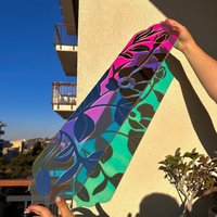 Bloomwave Floral Irisierender Spiegel Wand Kunst | Vertikale Acryl-Wandkunst, Farbwechselndes Statement-Stück Für Moderne Innenräume von AvionWallDesign