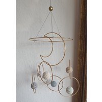 Baby Mobile "Planeten" Kinderzimmer Deko Blautöne Mond Gold Babyzimmerdeko von Avocadopink