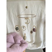 Baby Mobile "Planeten" Kinderzimmer Deko Gold Klein Kugelmobile Kugeln Grün Lila Ringe Mond von Avocadopink