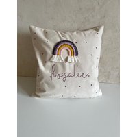 Personalisiertes Regenbogenkissen 40x40 | Kissenhülle Bio-Baumwolle Mit Name Geschenk Geburt & Taufe Flieder Rosa Gelb Kissen Personalisiertes Regenbogenkissen 40x40 | Kissenhülle Bio-Baumwolle Mit Name Geschenk Geburt & Taufe Flieder Rosa Gelb Kissen von Avocadopink