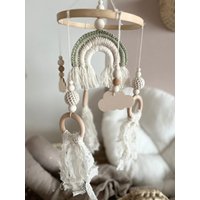 Regenbogen Mobile Babymobile Deko Lindgrün Grün Pastell Wolken Boho Jungen Unisex Baby von Avocadopink