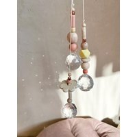 Suncatcher Blume Daisy Kristall Sonnenfänger Prisma Pastell Gelb Keramikperlen Sonnenkristall Kinderzimmer von Avocadopink