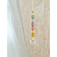Suncatcher Regenbogen Farben Kristall Bunt Mobile Fensterdeko Kugeln Prisma Gold Kinderzimmer von Avocadopink