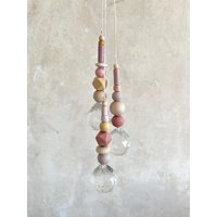 Suncatcher Regenbogen Kristall Sonnenfänger Bunt Pastell Rosa Flieder Kugeln Prisma Keramikperlen Sonnenkristall Kinderzimmer von Avocadopink