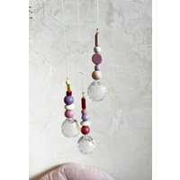 Suncatcher Regenbogen Kristall Sonnenfänger Lila Rot Gold Pastell Kugeln Prisma Keramikperlen Sonnenkristall Fensterdeko Muttertag von Avocadopink