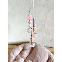 Suncatcher Regenbogen Kristall Sonnenfänger Silber Pastell Rosa Lila Flieder Kugeln Prisma Keramikperlen Sonnenkristall Kinderzimmer Suncatcher Regenbogen Kristall Sonnenfänger Silber Pastell Rosa Lila Flieder Kugeln Prisma Keramikperlen Sonnenkristall Kinderzimmer von Avocadopink
