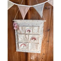 Wandutensilo Regenbogen Boho Mädchen Rosa Beerentöne Gepunktet Braun Organizer von Avocadopink