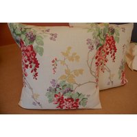 Ein Handgemachtes Kissen in Laura Ashley Wisteria Cranberry Fabric, Schlafzimmerkissen Loungesessel Rot Blumen Geburtstagsgeschenk Gartenblumen Ein Handgemachtes Kissen in Laura Ashley Wisteria Cranberry Fabric, Schlafzimmerkissen Loungesessel Rot Blumen Geburtstagsgeschenk Gartenblumen von AvonwickStyle