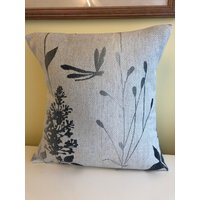 Ein Handgemachtes Wendekissen in Laura Ashley Dragonfly Ombre Steel Ein Handgemachtes Wendekissen in Laura Ashley Dragonfly Ombre Steel von AvonwickStyle