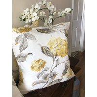 Handgemachtes Wendekissen Laura Ashley Hydrangea Camomile Stoff von AvonwickStyle