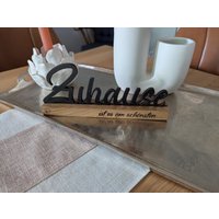 Dekorativer Aufsteller Aus Edlem Eichenholz Mit Schwarzem Schriftzug Zuhause Dekorativer Aufsteller Aus Edlem Eichenholz Mit Schwarzem Schriftzug Zuhause von AxtundAmboss