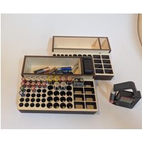 Handgefertigter Batterie-Sortimentkasten Aus Holz - Für Aa, Aaa & 9V Blockbatterien Optional Mit Batterietester Handgefertigter Batterie-Sortimentkasten Aus Holz - Für Aa, Aaa & 9V Blockbatterien Optional Mit Batterietester von AxtundAmboss