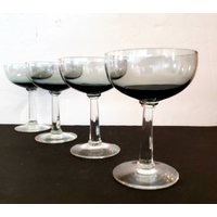 Mid Century Mod Rauch Grau Champagner Schnaps Cocktailglas Set 4 Hohe Coupes von AyCarambaGifts