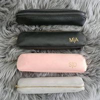 Beauty Bag Mäppchen in Saffiano-Optik, Personalisierte Tasche, Geschenk, Trauzeugin, Braut, Schriftzug, Personalisiert, Aufkleber, Schule von Aydasch