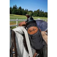 Pferdesattel Flaschenhalter Personalisiert, Multi Pocket Getränkehalter Bis Zu 40 Unzen, Pferdegeschenke, Pferdesachen, Pferdegeschirr Pferdesattel Flaschenhalter Personalisiert, Multi Pocket Getränkehalter Bis Zu 40 Unzen, Pferdegeschenke, Pferdesachen, Pferdegeschirr von Aylev