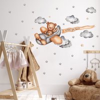 Bär Im Flugzeug Mit Personalisierung Wandtattoo Kinderzimmer Teddybär Sternen Wolken Babyzimmer Aquarell Wandaufkleber Watercolor K2055 Bär Im Flugzeug Mit Personalisierung Wandtattoo Kinderzimmer Teddybär Sternen Wolken Babyzimmer Aquarell Wandaufkleber Watercolor K2055 von Ayminoo