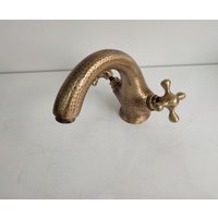 Bronze Messing Gehämmerter Einloch-Badezimmerhahn, Waschtisch-Wasserhahn von AyorShop