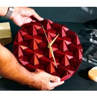 Schöne Moderne Stille Origami Uhr | Hochrot Dekorativ Zeitgenössisch Geometrisch Hergestellt Mit Zuckerrohr L30xb30 Vorbestellung von AyusDesign