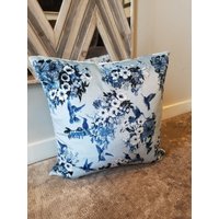 Leichte Blaue Delfter Vibe, Kolibri Samt Kissen von AzureElizabethDesign
