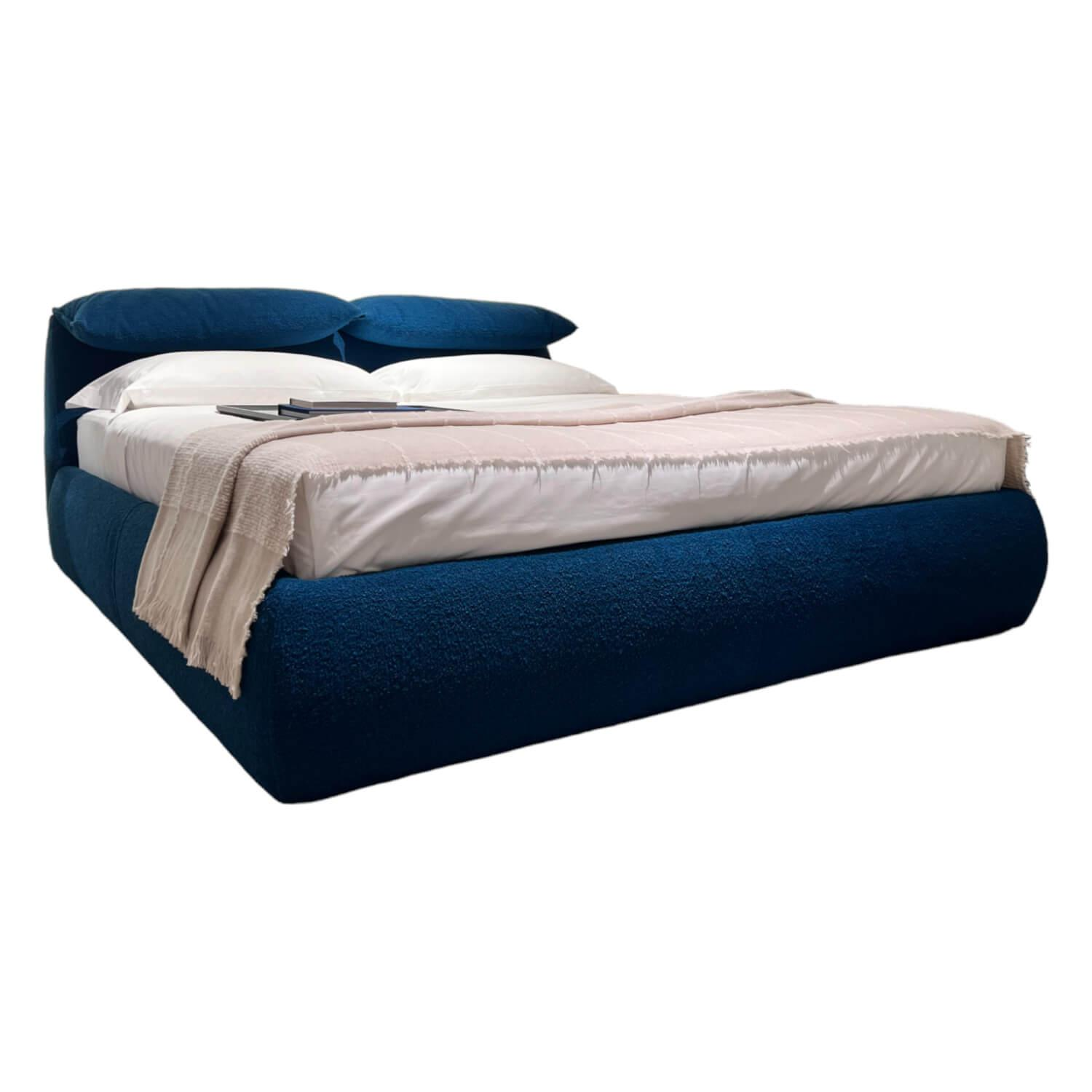 Bett Bamboletto Stoff Sila Bluette 801 Blau mit Federholzrahmen von B&B Italia