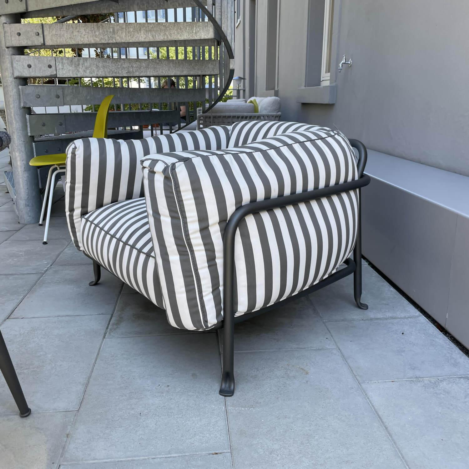 Sessel Borea BE108 Outdoor Stoff Solano Grau Weiß Cat. Super Gestell Anthrazit von B&B Italia