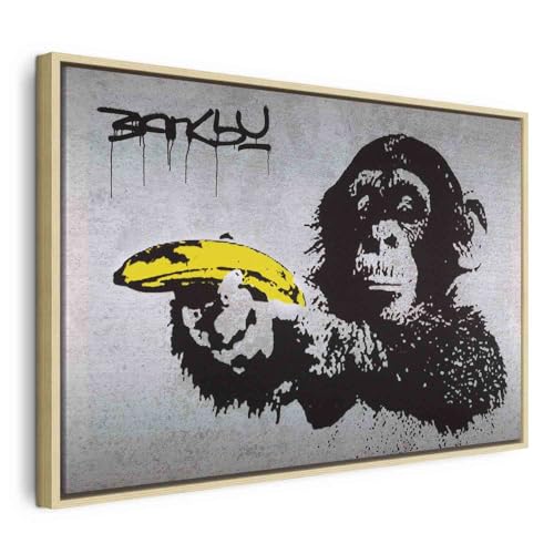 B&D XXL Bilder mit Rahmen 120x80 cm Wandbilder groß Leinwandbild XXL natürlicher Holzrahmen modern Wanddekoration Kunstdruck Wanddeko Wohnzimmer Banksy Monkey with Banana Gun Affe bananen Pistole von B&D XXL