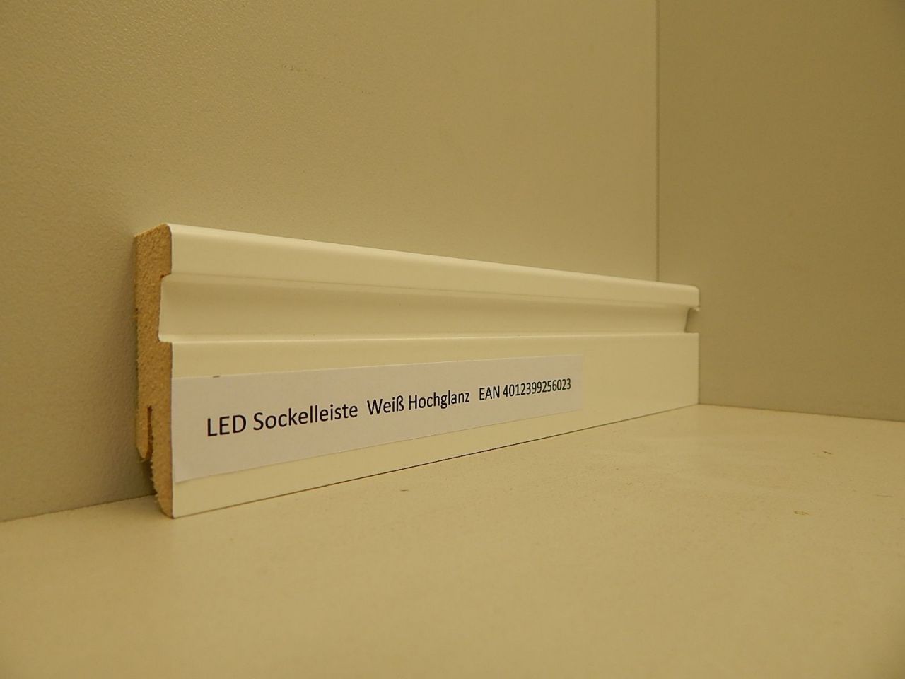 B.S. Bauprogramm LED Sockelleiste 250 cm 50 x 18 mm Weiß hochglanz von B.S. Bauprogramm