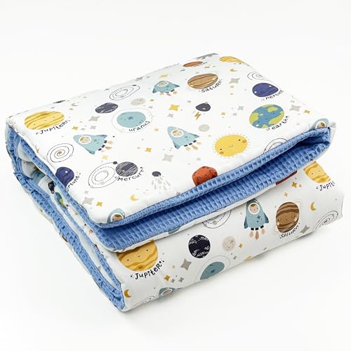 BABYDECKE für Kinderwagen 75x100cm Kuscheldecke 100% Baumwolle, Baby Decke Waffelstoff mit Füllung, Kinderwagendecke Krabbeldecke Spieldecke Geschenk Junge Mädchen ganzjährig (WELTALL) von BABEES