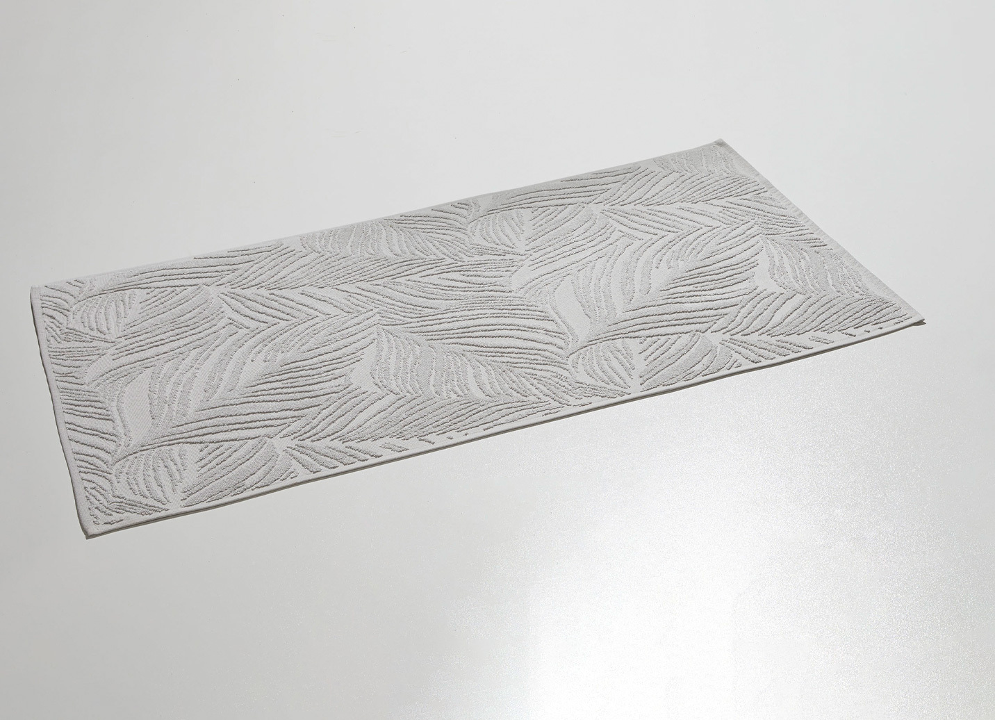 Barfußweicher Badteppich mit natürlichem Blätter-Dessin, Allover gemustert, Größe 102 (Teppich, 60/100 cm), Silber von BADER