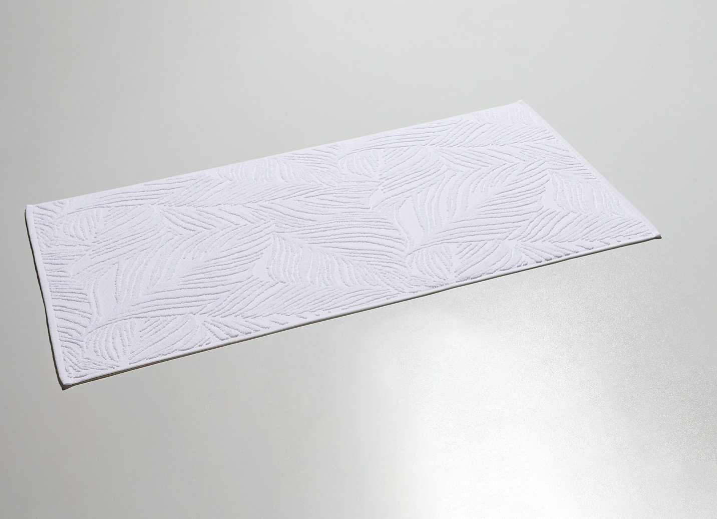 Barfußweicher Badteppich mit natürlichem Blätter-Dessin, Allover gemustert, Größe 102 (Teppich, 60/100 cm), Weiss von BADER