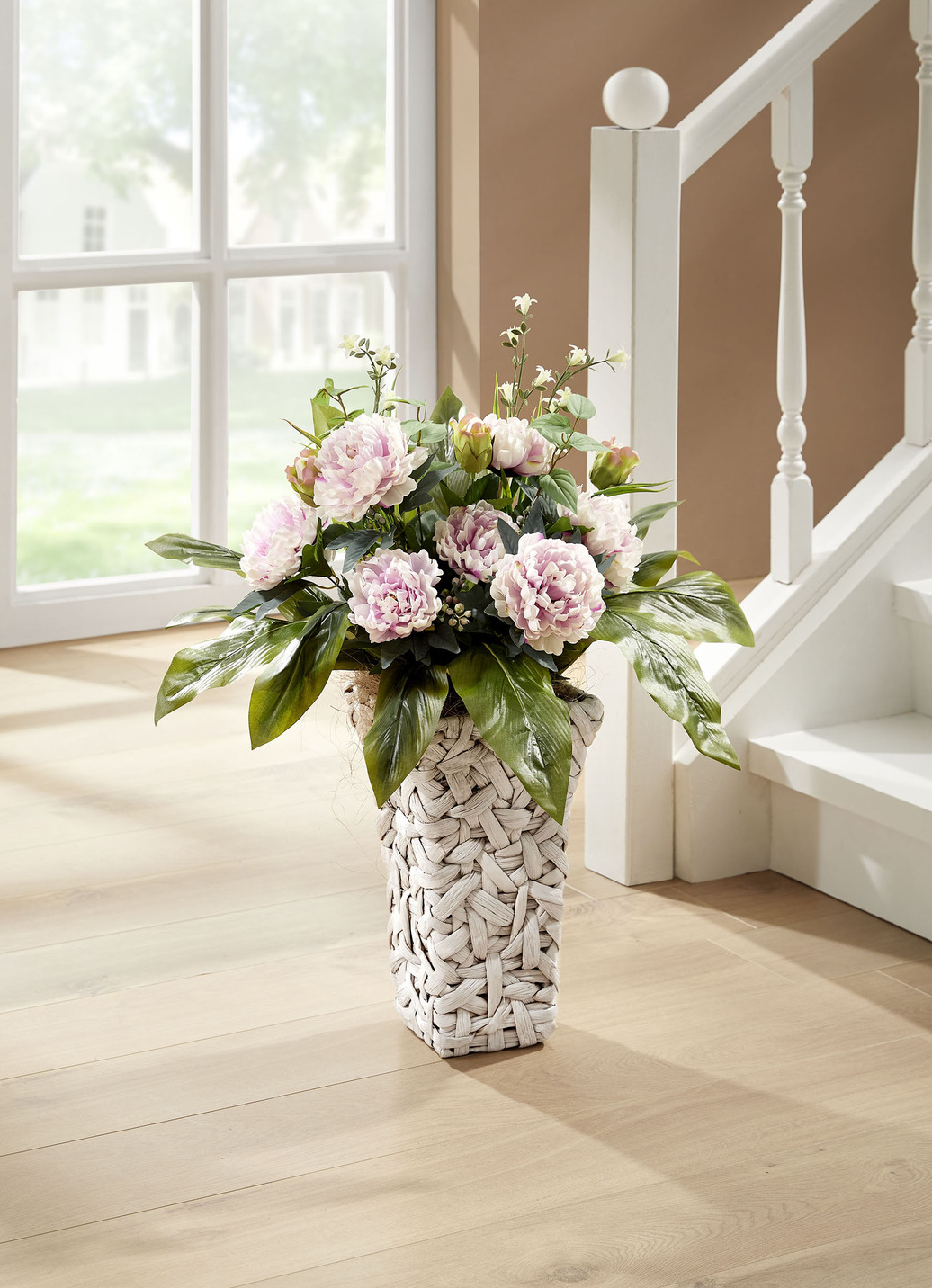 Bauernrosen in Wasserhyazinthen-Korb, Rosa, Topf in weiß, Rosa-Grün Bauernrosen in Wasserhyazinthen-Korb, Rosa, Topf in weiß, Rosa-Grün von BADER