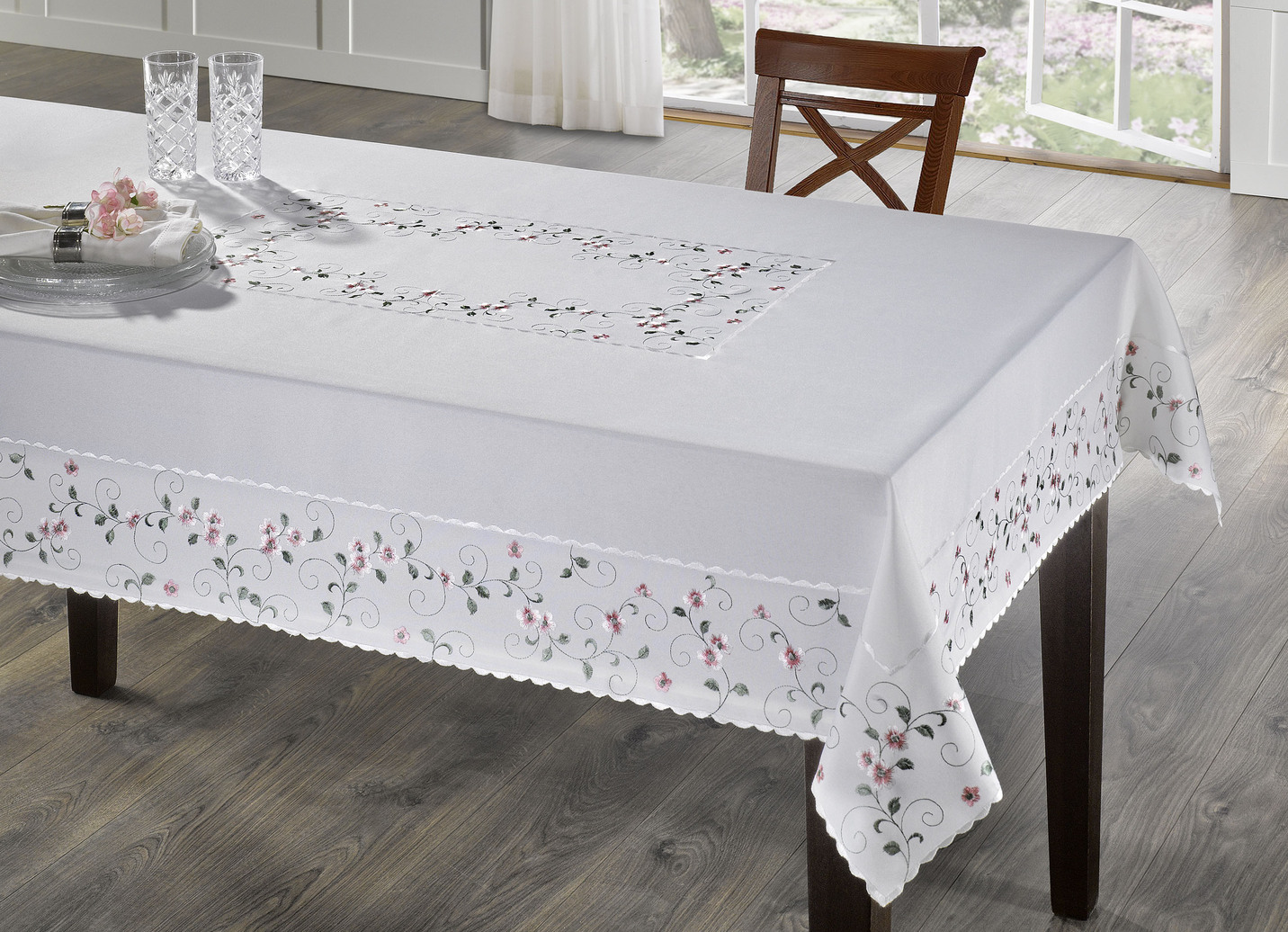 Bestickte Tisch- und Raumdekoration mit Blümchen-Bordüre, Größe 200 (Tischdecke, ø 150 cm), Wollweiss-Rosa von BADER