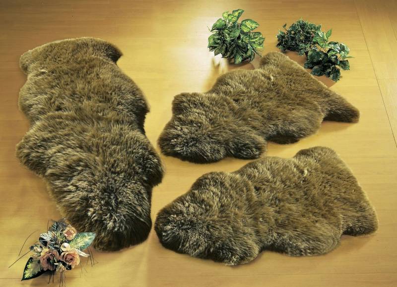 Bettumrandung aus echtem Lammfell in Tierform, Braun Bettumrandung aus echtem Lammfell in Tierform, Braun von BADER