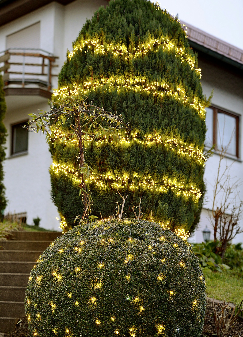 Cluster-LED-Lichterkette mit digitalem Outdoor-Trafo, Blink- oder Dauerlicht wählbar. Mit 1200 LEDs. Gesamtlänge 27 m von BADER