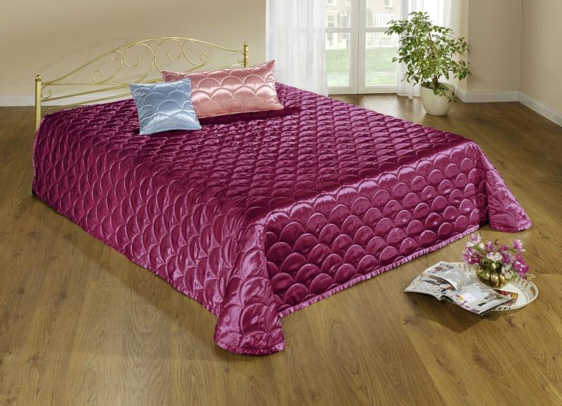 Edel glänzende Tagesdecke und Kissenbezüge mit Steppung in Muscheloptik, Größe 873 (für Einzelbett, 135x210 cm), Weinrot von BADER