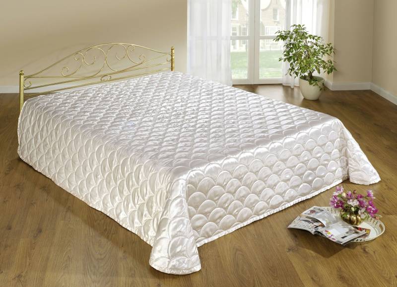 Edel glänzende Tagesdecke und Kissenbezüge mit Steppung in Muscheloptik, Größe 914 (für Doppelbett, 270x210 cm), Creme von BADER