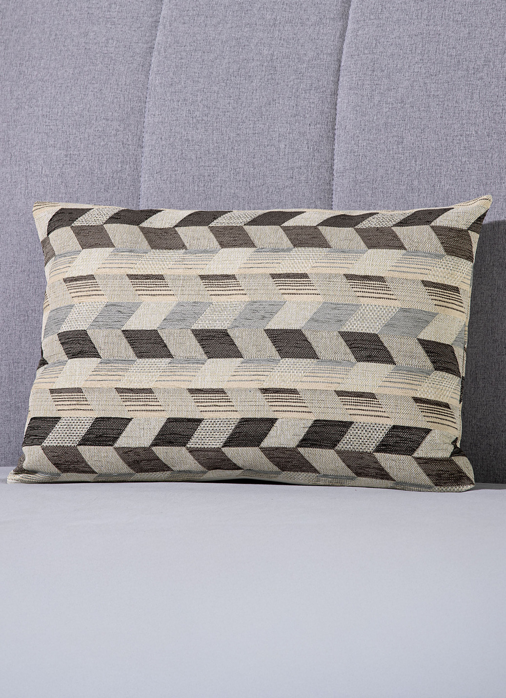 Kissenbezug mit dreidimensionalem Würfel-Dessin, Größe 108 (40x60 cm), Grau-Anthrazit von BADER