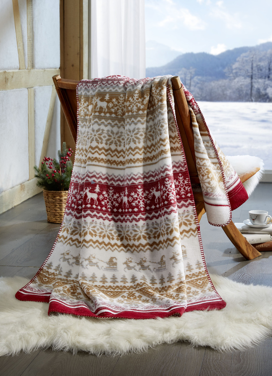 Kuschelige Wohndecke mit winterlichen Motiven, Rot von BADER