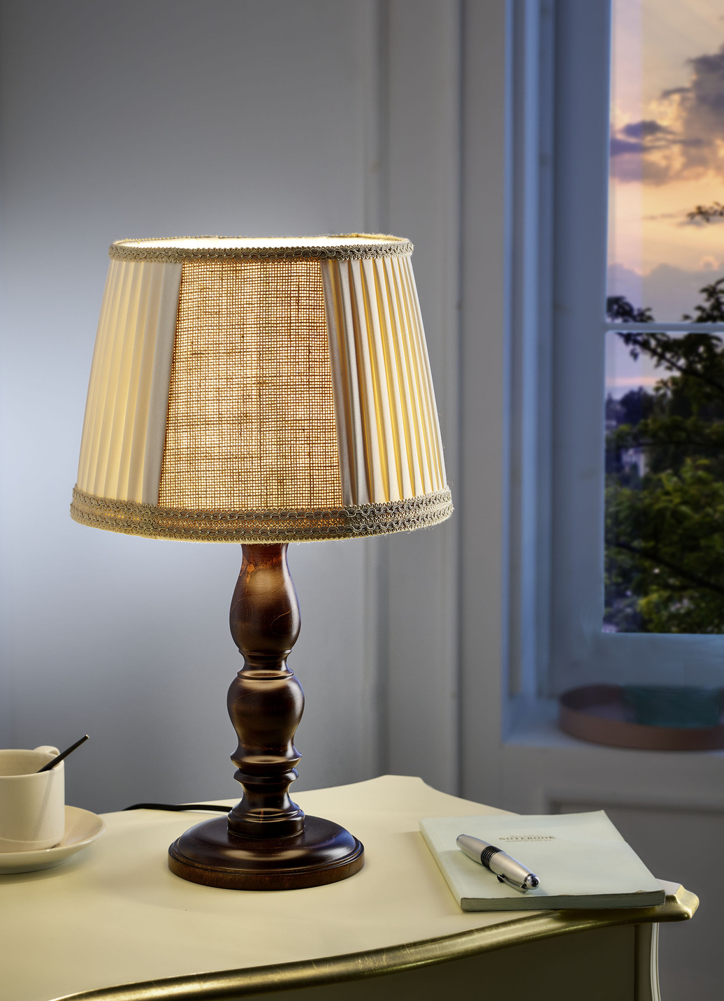 Leuchten im klassischen Stil, Tischleuchte, Nussbaum Leuchten im klassischen Stil, Tischleuchte, Nussbaum von BADER